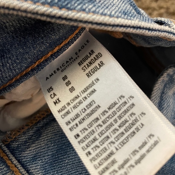 Woman’s American Eagle High rise Strigid Mom Jeans 00 - Picture 5 of 8